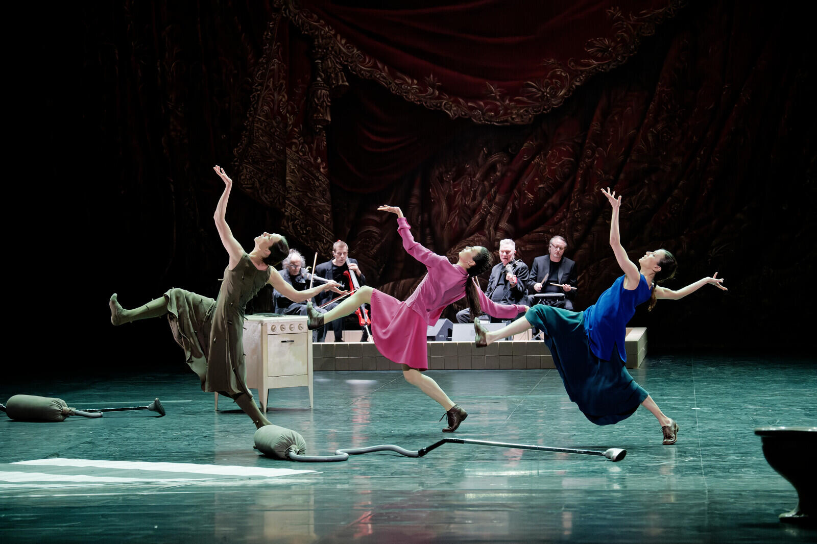 1950代Marionette Theaterテント下2人のピエロが劇場ダンス 1950代Marionette Theaterテント下2人のピエロが劇場ダンス 1950代